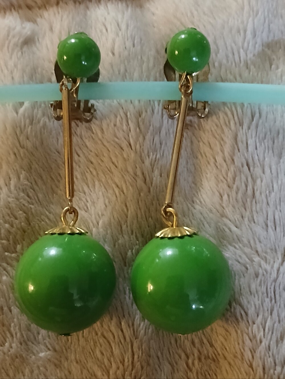 Vintage Vibrant Apple Green Ball Drop Earrings Clip On - Picture 7 of 10